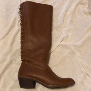 Talk brown boots, zip up side, decorative lacing up the back. Heal 1.5 inches